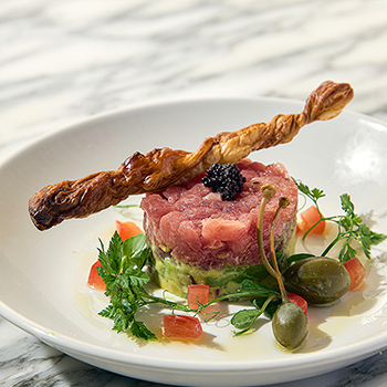 マグロ中トロとアボカドのタルタル レフォールソース